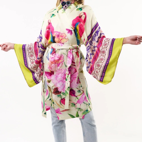 Aratta Floral Kimono with With Many Colors Emphasizes the Parrot - Picture 3 of 5